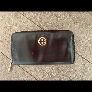 Tory Burch authentic black leather wallet. 8x4